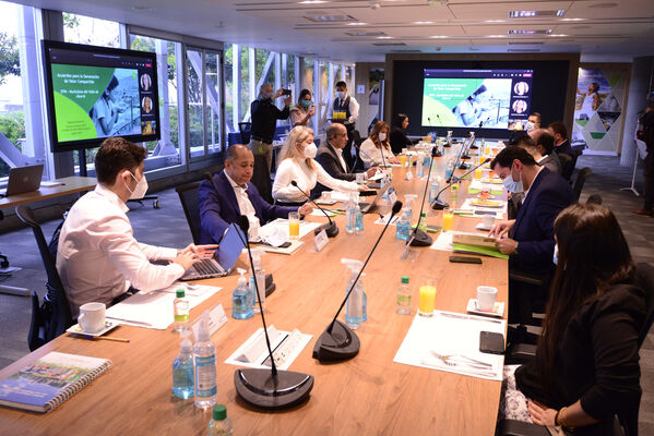Reunión de las directivas de EPM con los alcaldes del sur del Área Metropolitana para la firma de convenio.
Reunión de las directivas de EPM con los alcaldes del sur del Área Metropolitana para la firma de convenio.
Fecha: 11 Agosto 2021
Para descargar esta fotografía en alta resolución, haga clic sobre la imagen hasta que la misma se despliegue en la pantalla completa; luego dé clic derecho y elija la opción "guardar imagen como". 
En caso de publicación por cualquier medio, solicitamos acompañarla del crédito: "Foto EPM"
Palabras clave: Reunión directivas EPM alcaldes sur Área Metropolitana firma convenio
