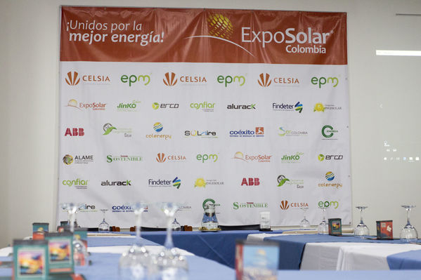 Rueda de prensa Exposolar 2018.
Rueda de prensa Exposolar 2018.
Fecha: 12 Abril 2018
Para descargar esta fotografía en alta resolución, haga clic sobre la imagen hasta que la misma se despliegue en la pantalla completa; luego dé clic derecho y elija la opción "guardar imagen como". 
En caso de publicación por cualquier medio, solicitamos acompañarla del crédito: "Foto EPM"
Palabras clave: Rueda prensa Exposolar 2018