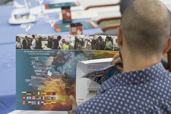 Rueda de prensa Exposolar 2018.
Rueda de prensa Exposolar 2018.
Fecha: 12 Abril 2018
Para descargar esta fotografía en alta resolución, haga clic sobre la imagen hasta que la misma se despliegue en la pantalla completa; luego dé clic derecho y elija la opción "guardar imagen como". 
En caso de publicación por cualquier medio, solicitamos acompañarla del crédito: "Foto EPM"
Palabras clave: Rueda prensa Exposolar 2018