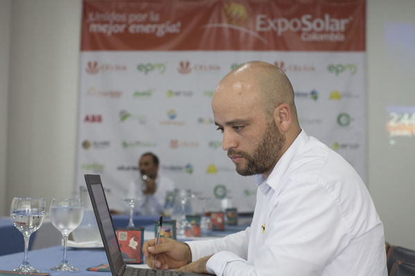 Rueda de prensa Exposolar 2018.
Rueda de prensa Exposolar 2018.
Fecha: 12 Abril 2018
Para descargar esta fotografía en alta resolución, haga clic sobre la imagen hasta que la misma se despliegue en la pantalla completa; luego dé clic derecho y elija la opción "guardar imagen como". 
En caso de publicación por cualquier medio, solicitamos acompañarla del crédito: "Foto EPM"
Palabras clave: Rueda prensa Exposolar 2018