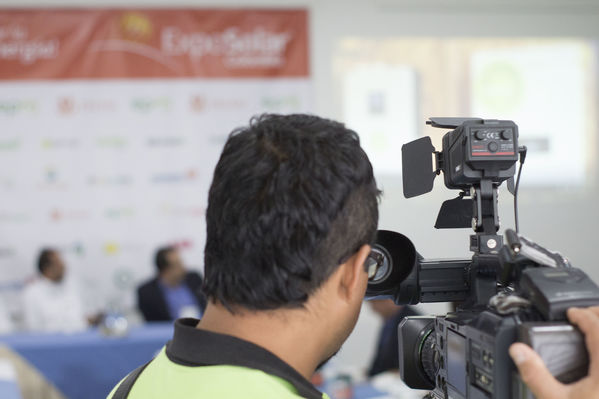 Rueda de prensa Exposolar 2018.
Rueda de prensa Exposolar 2018.
Fecha: 12 Abril 2018
Para descargar esta fotografía en alta resolución, haga clic sobre la imagen hasta que la misma se despliegue en la pantalla completa; luego dé clic derecho y elija la opción "guardar imagen como". 
En caso de publicación por cualquier medio, solicitamos acompañarla del crédito: "Foto EPM"
Palabras clave: Rueda prensa Exposolar 2018
