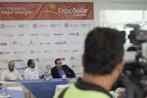 Rueda de prensa Exposolar 2018.
Rueda de prensa Exposolar 2018.
Fecha: 12 Abril 2018
Para descargar esta fotografía en alta resolución, haga clic sobre la imagen hasta que la misma se despliegue en la pantalla completa; luego dé clic derecho y elija la opción "guardar imagen como". 
En caso de publicación por cualquier medio, solicitamos acompañarla del crédito: "Foto EPM"
Palabras clave: Rueda prensa Exposolar 2018
