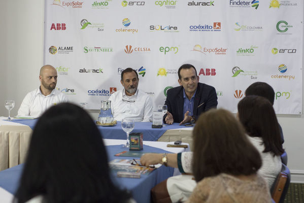 Rueda de prensa Exposolar 2018.
Rueda de prensa Exposolar 2018.
Fecha: 12 Abril 2018
Para descargar esta fotografía en alta resolución, haga clic sobre la imagen hasta que la misma se despliegue en la pantalla completa; luego dé clic derecho y elija la opción "guardar imagen como". 
En caso de publicación por cualquier medio, solicitamos acompañarla del crédito: "Foto EPM"
Palabras clave: Rueda prensa Exposolar 2018