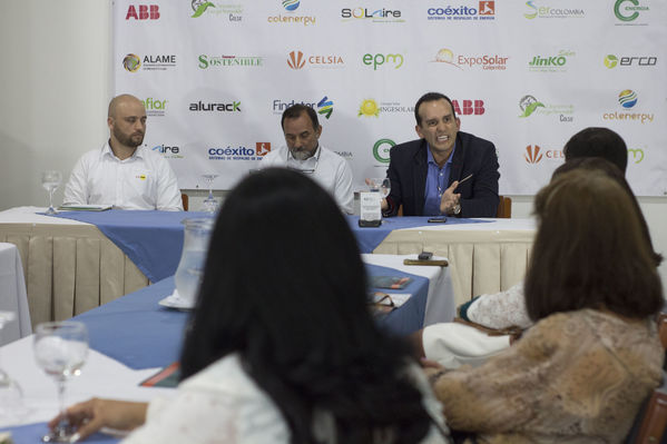 Rueda de prensa Exposolar 2018.
Rueda de prensa Exposolar 2018.
Fecha: 12 Abril 2018
Para descargar esta fotografía en alta resolución, haga clic sobre la imagen hasta que la misma se despliegue en la pantalla completa; luego dé clic derecho y elija la opción "guardar imagen como". 
En caso de publicación por cualquier medio, solicitamos acompañarla del crédito: "Foto EPM"
Palabras clave: Rueda prensa Exposolar 2018
