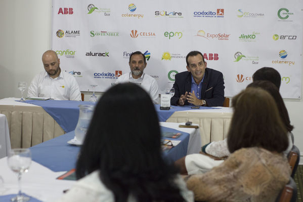 Rueda de prensa Exposolar 2018.
Rueda de prensa Exposolar 2018.
Fecha: 12 Abril 2018
Para descargar esta fotografía en alta resolución, haga clic sobre la imagen hasta que la misma se despliegue en la pantalla completa; luego dé clic derecho y elija la opción "guardar imagen como". 
En caso de publicación por cualquier medio, solicitamos acompañarla del crédito: "Foto EPM"
Palabras clave: Rueda prensa Exposolar 2018
