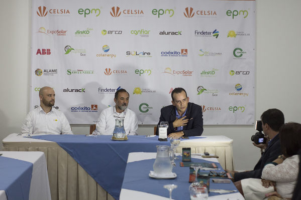 Rueda de prensa Exposolar 2018.
Rueda de prensa Exposolar 2018.
Fecha: 12 Abril 2018
Para descargar esta fotografía en alta resolución, haga clic sobre la imagen hasta que la misma se despliegue en la pantalla completa; luego dé clic derecho y elija la opción "guardar imagen como". 
En caso de publicación por cualquier medio, solicitamos acompañarla del crédito: "Foto EPM"
Palabras clave: Rueda prensa Exposolar 2018