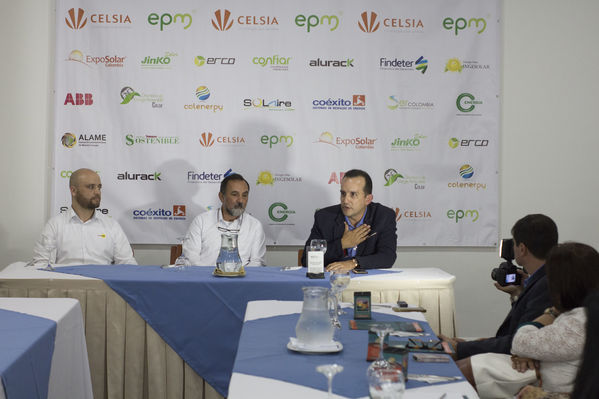 Rueda de prensa Exposolar 2018.
Rueda de prensa Exposolar 2018.
Fecha: 12 Abril 2018
Para descargar esta fotografía en alta resolución, haga clic sobre la imagen hasta que la misma se despliegue en la pantalla completa; luego dé clic derecho y elija la opción "guardar imagen como". 
En caso de publicación por cualquier medio, solicitamos acompañarla del crédito: "Foto EPM"
Palabras clave: Rueda prensa Exposolar 2018
