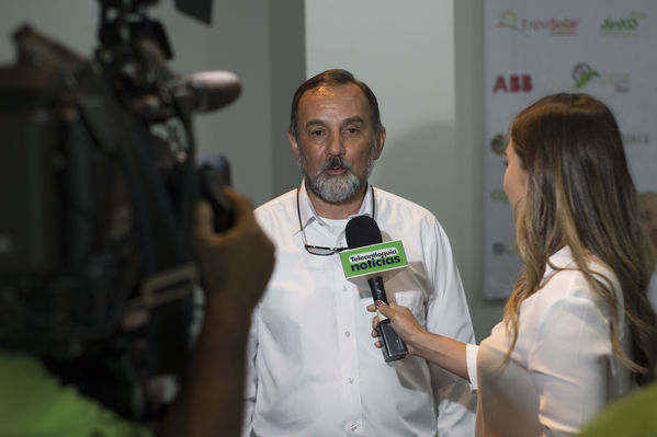 Rueda de prensa Exposolar 2018.
Rueda de prensa Exposolar 2018.
Fecha: 12 Abril 2018
Para descargar esta fotografía en alta resolución, haga clic sobre la imagen hasta que la misma se despliegue en la pantalla completa; luego dé clic derecho y elija la opción "guardar imagen como". 
En caso de publicación por cualquier medio, solicitamos acompañarla del crédito: "Foto EPM"
Palabras clave: Rueda prensa Exposolar 2018