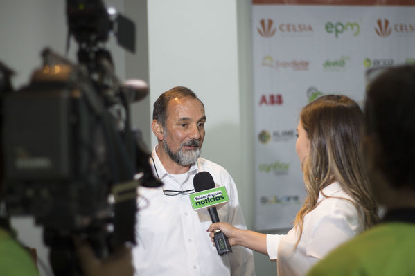 Rueda de prensa Exposolar 2018.
Rueda de prensa Exposolar 2018.
Fecha: 12 Abril 2018
Para descargar esta fotografía en alta resolución, haga clic sobre la imagen hasta que la misma se despliegue en la pantalla completa; luego dé clic derecho y elija la opción "guardar imagen como". 
En caso de publicación por cualquier medio, solicitamos acompañarla del crédito: "Foto EPM"
Palabras clave: Rueda prensa Exposolar 2018