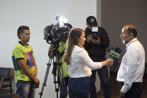 Rueda de prensa Exposolar 2018.
Rueda de prensa Exposolar 2018.
Fecha: 12 Abril 2018
Para descargar esta fotografía en alta resolución, haga clic sobre la imagen hasta que la misma se despliegue en la pantalla completa; luego dé clic derecho y elija la opción "guardar imagen como". 
En caso de publicación por cualquier medio, solicitamos acompañarla del crédito: "Foto EPM"
Palabras clave: Rueda prensa Exposolar 2018