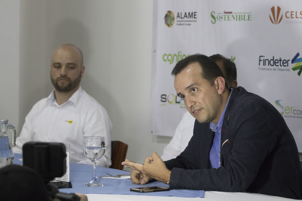 Rueda de prensa Exposolar 2018.
Rueda de prensa Exposolar 2018.
Fecha: 12 Abril 2018
Para descargar esta fotografía en alta resolución, haga clic sobre la imagen hasta que la misma se despliegue en la pantalla completa; luego dé clic derecho y elija la opción "guardar imagen como". 
En caso de publicación por cualquier medio, solicitamos acompañarla del crédito: "Foto EPM"
Palabras clave: Rueda prensa Exposolar 2018