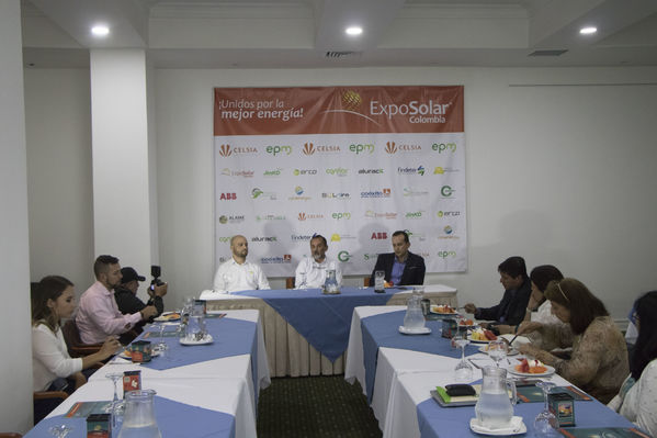 Rueda de prensa Exposolar 2018.
Rueda de prensa Exposolar 2018.
Fecha: 12 Abril 2018
Para descargar esta fotografía en alta resolución, haga clic sobre la imagen hasta que la misma se despliegue en la pantalla completa; luego dé clic derecho y elija la opción "guardar imagen como". 
En caso de publicación por cualquier medio, solicitamos acompañarla del crédito: "Foto EPM"
Palabras clave: Rueda prensa Exposolar 2018