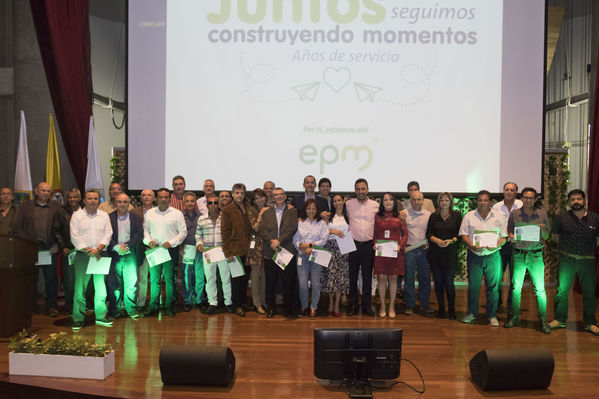 Años de servicio abril 2019
Años de servicio abril 2019
Abril 12 2019
Para descargar esta fotografía en alta resolución, haga clic sobre la imagen hasta que la misma se despliegue en la pantalla completa; luego dé clic derecho y elija la opción "guardar imagen como". 
En caso de publicación por cualquier medio, solicitamos acompañarla del crédito: "Foto EPM"
Palabras clave: Años de servicio abril 2019