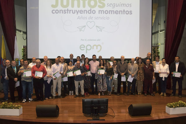 Años de servicio abril 2019
Años de servicio abril 2019
Abril 12 2019
Para descargar esta fotografía en alta resolución, haga clic sobre la imagen hasta que la misma se despliegue en la pantalla completa; luego dé clic derecho y elija la opción "guardar imagen como". 
En caso de publicación por cualquier medio, solicitamos acompañarla del crédito: "Foto EPM"
Palabras clave: Años de servicio abril 2019