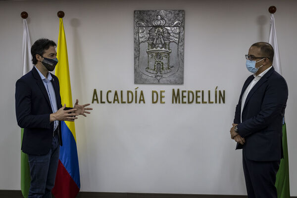 nombramiento oficial Gerente General EPM Jorge Andrés Carrillo
nombramiento oficial Gerente General EPM Jorge Andrés Carrillo
Fecha: ABRIL 14 2021.
Para descargar esta fotografía en alta resolución, haga clic sobre la imagen hasta que la misma se despliegue en la pantalla completa; luego dé clic derecho y elija la opción "guardar imagen como". 
En caso de publicación por cualquier medio, solicitamos acompañarla del crédito: "Foto EPM"
Palabras clave: nombramiento oficial Gerente General EPM Jorge Andrés Carrillo