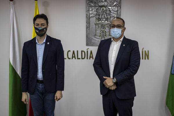 nombramiento oficial Gerente General EPM Jorge Andrés Carrillo
nombramiento oficial Gerente General EPM Jorge Andrés Carrillo
Fecha: ABRIL 14 2021.
Para descargar esta fotografía en alta resolución, haga clic sobre la imagen hasta que la misma se despliegue en la pantalla completa; luego dé clic derecho y elija la opción "guardar imagen como". 
En caso de publicación por cualquier medio, solicitamos acompañarla del crédito: "Foto EPM"
Palabras clave: nombramiento oficial Gerente General EPM Jorge Andrés Carrillo