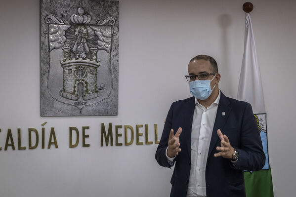 nombramiento oficial Gerente General EPM Jorge Andrés Carrillo
nombramiento oficial Gerente General EPM Jorge Andrés Carrillo
Fecha: ABRIL 14 2021.
Para descargar esta fotografía en alta resolución, haga clic sobre la imagen hasta que la misma se despliegue en la pantalla completa; luego dé clic derecho y elija la opción "guardar imagen como". 
En caso de publicación por cualquier medio, solicitamos acompañarla del crédito: "Foto EPM"
Palabras clave: nombramiento oficial Gerente General EPM Jorge Andrés Carrillo