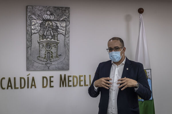 nombramiento oficial Gerente General EPM Jorge Andrés Carrillo
nombramiento oficial Gerente General EPM Jorge Andrés Carrillo
Fecha: ABRIL 14 2021.
Para descargar esta fotografía en alta resolución, haga clic sobre la imagen hasta que la misma se despliegue en la pantalla completa; luego dé clic derecho y elija la opción "guardar imagen como". 
En caso de publicación por cualquier medio, solicitamos acompañarla del crédito: "Foto EPM"
Palabras clave: nombramiento oficial Gerente General EPM Jorge Andrés Carrillo