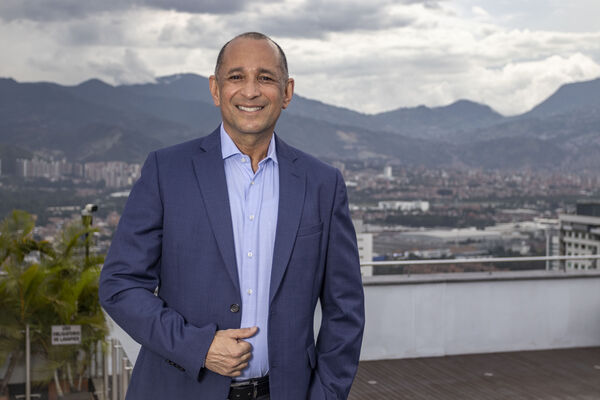 Carlos Enrique Londoño VP Suministros
Carlos Enrique Londoño VP Suministros
Fecha: Abril 15 2021
Para descargar esta fotografía en alta resolución, haga clic sobre la imagen hasta que la misma se despliegue en la pantalla completa; luego dé clic derecho y elija la opción "guardar imagen como". 
En caso de publicación por cualquier medio, solicitamos acompañarla del crédito: "Foto EPM"
Palabras clave: Carlos Enrique Londoño VP Suministros