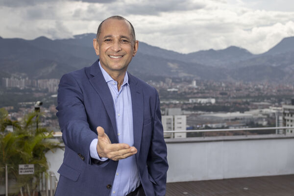 Carlos Enrique Londoño VP Suministros
Carlos Enrique Londoño VP Suministros
Fecha: Abril 15 2021
Para descargar esta fotografía en alta resolución, haga clic sobre la imagen hasta que la misma se despliegue en la pantalla completa; luego dé clic derecho y elija la opción "guardar imagen como". 
En caso de publicación por cualquier medio, solicitamos acompañarla del crédito: "Foto EPM"
Palabras clave: Carlos Enrique Londoño VP Suministros