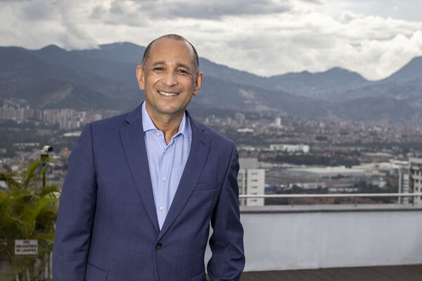 Carlos Enrique Londoño VP Suministros
Carlos Enrique Londoño VP Suministros
Fecha: Abril 15 2021
Para descargar esta fotografía en alta resolución, haga clic sobre la imagen hasta que la misma se despliegue en la pantalla completa; luego dé clic derecho y elija la opción "guardar imagen como". 
En caso de publicación por cualquier medio, solicitamos acompañarla del crédito: "Foto EPM"
Palabras clave: Carlos Enrique Londoño VP Suministros
