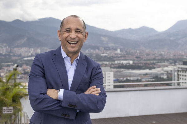 Carlos Enrique Londoño VP Suministros
Carlos Enrique Londoño VP Suministros
Fecha: Abril 15 2021
Para descargar esta fotografía en alta resolución, haga clic sobre la imagen hasta que la misma se despliegue en la pantalla completa; luego dé clic derecho y elija la opción "guardar imagen como". 
En caso de publicación por cualquier medio, solicitamos acompañarla del crédito: "Foto EPM"
Palabras clave: Carlos Enrique Londoño VP Suministros