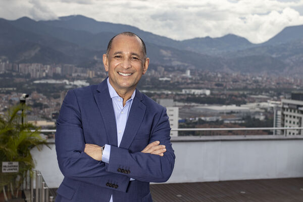 Carlos Enrique Londoño VP Suministros
Carlos Enrique Londoño VP Suministros
Fecha: Abril 15 2021
Para descargar esta fotografía en alta resolución, haga clic sobre la imagen hasta que la misma se despliegue en la pantalla completa; luego dé clic derecho y elija la opción "guardar imagen como". 
En caso de publicación por cualquier medio, solicitamos acompañarla del crédito: "Foto EPM"
Palabras clave: Carlos Enrique Londoño VP Suministros