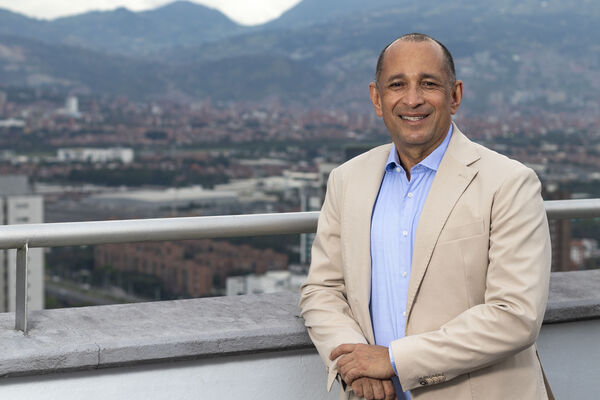 Carlos Enrique Londoño VP Suministros
Carlos Enrique Londoño VP Suministros
Fecha: Abril 15 2021
Para descargar esta fotografía en alta resolución, haga clic sobre la imagen hasta que la misma se despliegue en la pantalla completa; luego dé clic derecho y elija la opción "guardar imagen como". 
En caso de publicación por cualquier medio, solicitamos acompañarla del crédito: "Foto EPM"
Palabras clave: Carlos Enrique Londoño VP Suministros