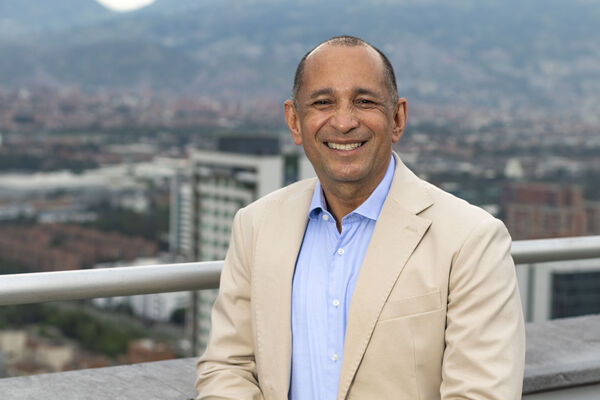 Carlos Enrique Londoño VP Suministros
Carlos Enrique Londoño VP Suministros
Fecha: Abril 15 2021
Para descargar esta fotografía en alta resolución, haga clic sobre la imagen hasta que la misma se despliegue en la pantalla completa; luego dé clic derecho y elija la opción "guardar imagen como". 
En caso de publicación por cualquier medio, solicitamos acompañarla del crédito: "Foto EPM"
Palabras clave: Carlos Enrique Londoño VP Suministros