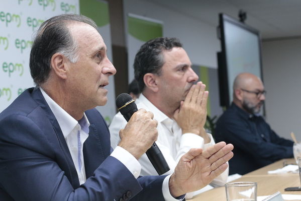 Rueda de prensa: primer año de la contingencia del proyecto Ituango
Rueda de prensa: primer año de la contingencia del proyecto Ituango
Abril 23 2019
Para descargar esta fotografía en alta resolución, haga clic sobre la imagen hasta que la misma se despliegue en la pantalla completa; luego dé clic derecho y elija la opción "guardar imagen como". 
En caso de publicación por cualquier medio, solicitamos acompañarla del crédito: "Foto EPM"
Palabras clave: Rueda de prensa: primer año de la contingencia del proyecto Ituango