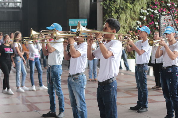Colectivo Buscamos Soñadores abraza EPM
Colectivo Buscamos Soñadores abraza a EPM
Fecha: Abril 25 2019
Para descargar esta fotografía en alta resolución, haga clic sobre la imagen hasta que la misma se despliegue en la pantalla completa; luego dé clic derecho y elija la opción "guardar imagen como". 
En caso de publicación por cualquier medio, solicitamos acompañarla del crédito: "Foto EPM"
Palabras clave: Colectivo Buscamos Soñadores abraza EPM