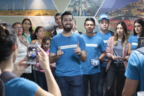 Colectivo Buscamos Soñadores abraza EPM
Colectivo Buscamos Soñadores abraza a EPM
Fecha: Abril 25 2019
Para descargar esta fotografía en alta resolución, haga clic sobre la imagen hasta que la misma se despliegue en la pantalla completa; luego dé clic derecho y elija la opción "guardar imagen como". 
En caso de publicación por cualquier medio, solicitamos acompañarla del crédito: "Foto EPM"
Palabras clave: Colectivo Buscamos Soñadores abraza EPM