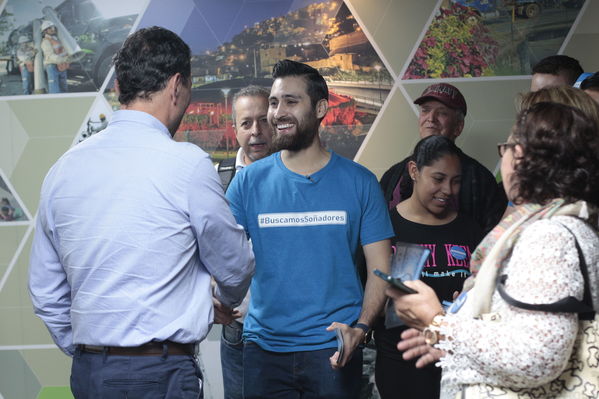Colectivo Buscamos Soñadores abraza EPM
Colectivo Buscamos Soñadores abraza a EPM
Fecha: Abril 25 2019
Para descargar esta fotografía en alta resolución, haga clic sobre la imagen hasta que la misma se despliegue en la pantalla completa; luego dé clic derecho y elija la opción "guardar imagen como". 
En caso de publicación por cualquier medio, solicitamos acompañarla del crédito: "Foto EPM"
Palabras clave: Colectivo Buscamos Soñadores abraza EPM