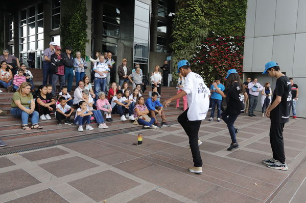 Colectivo Buscamos Soñadores abraza EPM
Colectivo Buscamos Soñadores abraza a EPM
Fecha: Abril 25 2019
Para descargar esta fotografía en alta resolución, haga clic sobre la imagen hasta que la misma se despliegue en la pantalla completa; luego dé clic derecho y elija la opción "guardar imagen como". 
En caso de publicación por cualquier medio, solicitamos acompañarla del crédito: "Foto EPM"
Palabras clave: Colectivo Buscamos Soñadores abraza EPM