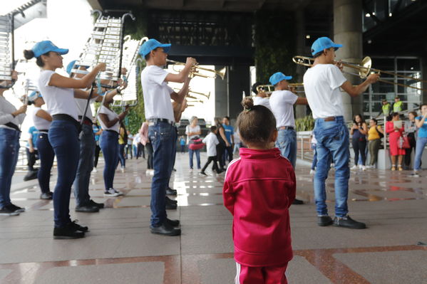 Colectivo Buscamos Soñadores abraza EPM
Colectivo Buscamos Soñadores abraza a EPM
Fecha: Abril 25 2019
Para descargar esta fotografía en alta resolución, haga clic sobre la imagen hasta que la misma se despliegue en la pantalla completa; luego dé clic derecho y elija la opción "guardar imagen como". 
En caso de publicación por cualquier medio, solicitamos acompañarla del crédito: "Foto EPM"
Palabras clave: Colectivo Buscamos Soñadores abraza EPM