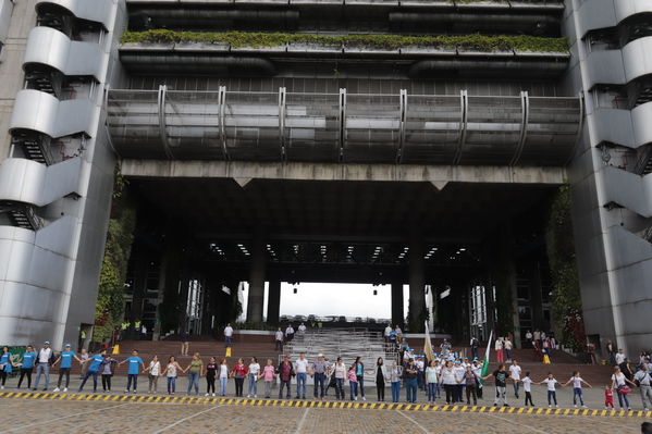 Colectivo Buscamos Soñadores abraza EPM
Colectivo Buscamos Soñadores abraza a EPM
Fecha: Abril 25 2019
Para descargar esta fotografía en alta resolución, haga clic sobre la imagen hasta que la misma se despliegue en la pantalla completa; luego dé clic derecho y elija la opción "guardar imagen como". 
En caso de publicación por cualquier medio, solicitamos acompañarla del crédito: "Foto EPM"
Palabras clave: Colectivo Buscamos Soñadores abraza EPM