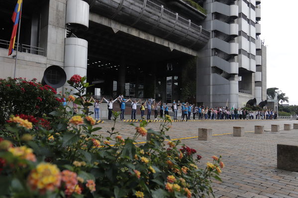 Colectivo Buscamos Soñadores abraza EPM
Colectivo Buscamos Soñadores abraza a EPM
Fecha: Abril 25 2019
Para descargar esta fotografía en alta resolución, haga clic sobre la imagen hasta que la misma se despliegue en la pantalla completa; luego dé clic derecho y elija la opción "guardar imagen como". 
En caso de publicación por cualquier medio, solicitamos acompañarla del crédito: "Foto EPM"
Palabras clave: Colectivo Buscamos Soñadores abraza EPM