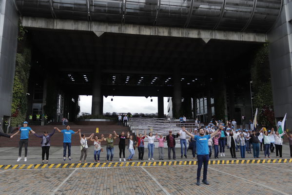 Colectivo Buscamos Soñadores abraza EPM
Colectivo Buscamos Soñadores abraza a EPM
Fecha: Abril 25 2019
Para descargar esta fotografía en alta resolución, haga clic sobre la imagen hasta que la misma se despliegue en la pantalla completa; luego dé clic derecho y elija la opción "guardar imagen como". 
En caso de publicación por cualquier medio, solicitamos acompañarla del crédito: "Foto EPM"
Palabras clave: Colectivo Buscamos Soñadores abraza EPM