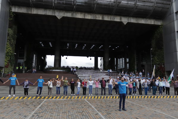 Colectivo Buscamos Soñadores abraza EPM
Colectivo Buscamos Soñadores abraza a EPM
Fecha: Abril 25 2019
Para descargar esta fotografía en alta resolución, haga clic sobre la imagen hasta que la misma se despliegue en la pantalla completa; luego dé clic derecho y elija la opción "guardar imagen como". 
En caso de publicación por cualquier medio, solicitamos acompañarla del crédito: "Foto EPM"
Palabras clave: Colectivo Buscamos Soñadores abraza EPM