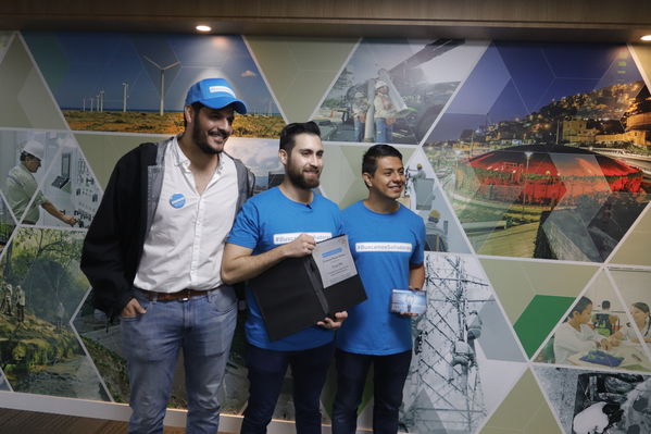 Colectivo Buscamos Soñadores abraza EPM
Colectivo Buscamos Soñadores abraza a EPM
Fecha: Abril 25 2019
Para descargar esta fotografía en alta resolución, haga clic sobre la imagen hasta que la misma se despliegue en la pantalla completa; luego dé clic derecho y elija la opción "guardar imagen como". 
En caso de publicación por cualquier medio, solicitamos acompañarla del crédito: "Foto EPM"
Palabras clave: Colectivo Buscamos Soñadores abraza EPM