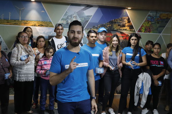 Colectivo Buscamos Soñadores abraza EPM
Colectivo Buscamos Soñadores abraza a EPM
Fecha: Abril 25 2019
Para descargar esta fotografía en alta resolución, haga clic sobre la imagen hasta que la misma se despliegue en la pantalla completa; luego dé clic derecho y elija la opción "guardar imagen como". 
En caso de publicación por cualquier medio, solicitamos acompañarla del crédito: "Foto EPM"
Palabras clave: Colectivo Buscamos Soñadores abraza EPM