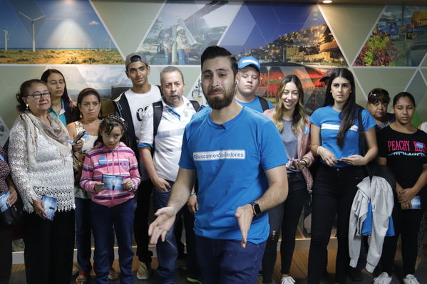 Colectivo Buscamos Soñadores abraza EPM
Colectivo Buscamos Soñadores abraza a EPM
Fecha: Abril 25 2019
Para descargar esta fotografía en alta resolución, haga clic sobre la imagen hasta que la misma se despliegue en la pantalla completa; luego dé clic derecho y elija la opción "guardar imagen como". 
En caso de publicación por cualquier medio, solicitamos acompañarla del crédito: "Foto EPM"
Palabras clave: Colectivo Buscamos Soñadores abraza EPM