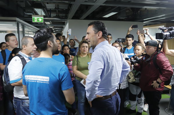 Colectivo Buscamos Soñadores abraza EPM
Colectivo Buscamos Soñadores abraza a EPM
Fecha: Abril 25 2019
Para descargar esta fotografía en alta resolución, haga clic sobre la imagen hasta que la misma se despliegue en la pantalla completa; luego dé clic derecho y elija la opción "guardar imagen como". 
En caso de publicación por cualquier medio, solicitamos acompañarla del crédito: "Foto EPM"
Palabras clave: Colectivo Buscamos Soñadores abraza EPM