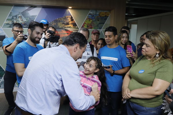 Colectivo Buscamos Soñadores abraza EPM
Colectivo Buscamos Soñadores abraza a EPM
Fecha: Abril 25 2019
Para descargar esta fotografía en alta resolución, haga clic sobre la imagen hasta que la misma se despliegue en la pantalla completa; luego dé clic derecho y elija la opción "guardar imagen como". 
En caso de publicación por cualquier medio, solicitamos acompañarla del crédito: "Foto EPM"
Palabras clave: Colectivo Buscamos Soñadores abraza EPM