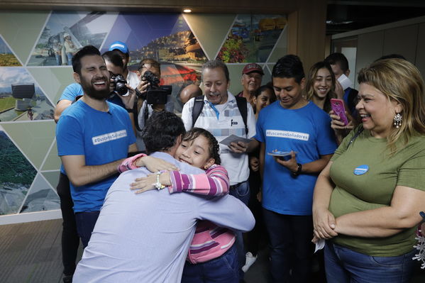 Colectivo Buscamos Soñadores abraza EPM
Colectivo Buscamos Soñadores abraza a EPM
Fecha: Abril 25 2019
Para descargar esta fotografía en alta resolución, haga clic sobre la imagen hasta que la misma se despliegue en la pantalla completa; luego dé clic derecho y elija la opción "guardar imagen como". 
En caso de publicación por cualquier medio, solicitamos acompañarla del crédito: "Foto EPM"
Palabras clave: Colectivo Buscamos Soñadores abraza EPM