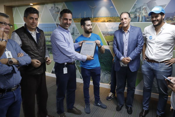 Colectivo Buscamos Soñadores abraza EPM
Colectivo Buscamos Soñadores abraza a EPM
Fecha: Abril 25 2019
Para descargar esta fotografía en alta resolución, haga clic sobre la imagen hasta que la misma se despliegue en la pantalla completa; luego dé clic derecho y elija la opción "guardar imagen como". 
En caso de publicación por cualquier medio, solicitamos acompañarla del crédito: "Foto EPM"
Palabras clave: Colectivo Buscamos Soñadores abraza EPM