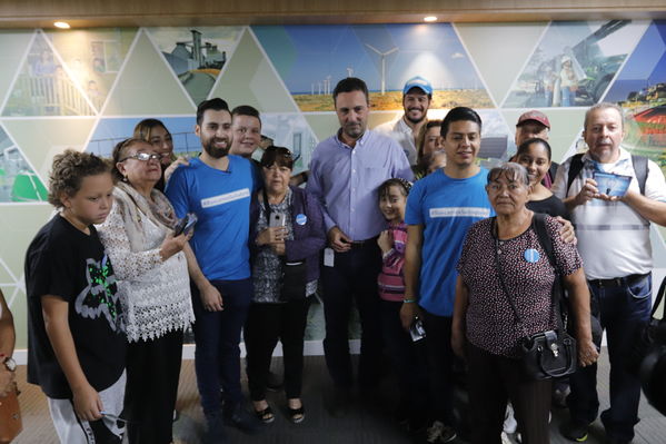 Colectivo Buscamos Soñadores abraza EPM
Colectivo Buscamos Soñadores abraza a EPM
Fecha: Abril 25 2019
Para descargar esta fotografía en alta resolución, haga clic sobre la imagen hasta que la misma se despliegue en la pantalla completa; luego dé clic derecho y elija la opción "guardar imagen como". 
En caso de publicación por cualquier medio, solicitamos acompañarla del crédito: "Foto EPM"
Palabras clave: Colectivo Buscamos Soñadores abraza EPM