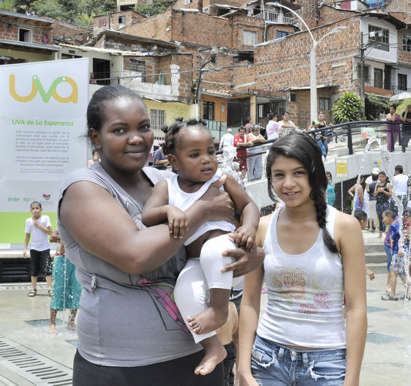 Entrega de la UVA La Esperanza
Entrega de la UVA La Esperanza. Fecha: Abril 6 de 2014. Lugar: UVA tanque Moscú. San Pablo
Para descargar esta fotografía en alta resolución, haga clic sobre la imagen hasta que la misma se despliegue en la pantalla completa; luego dé clic derecho y elija la opción "guardar imagen como". 
En caso de publicación por cualquier medio, solicitamos acompañarla del crédito: "Foto EPM"
Palabras clave: Entrega UVA Esperanza