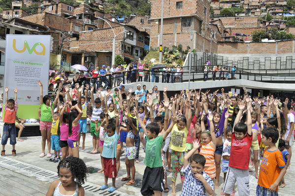 Entrega de la UVA La Esperanza
Entrega de la UVA La Esperanza. Fecha: Abril 6 de 2014. Lugar: UVA tanque Moscú. San Pablo
Para descargar esta fotografía en alta resolución, haga clic sobre la imagen hasta que la misma se despliegue en la pantalla completa; luego dé clic derecho y elija la opción "guardar imagen como". 
En caso de publicación por cualquier medio, solicitamos acompañarla del crédito: "Foto EPM"
Palabras clave: Entrega UVA Esperanza