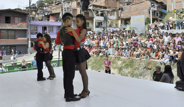 Entrega de la UVA La Esperanza
Entrega de la UVA La Esperanza. Fecha: Abril 6 de 2014. Lugar: UVA tanque Moscú. San Pablo
Para descargar esta fotografía en alta resolución, haga clic sobre la imagen hasta que la misma se despliegue en la pantalla completa; luego dé clic derecho y elija la opción "guardar imagen como". 
En caso de publicación por cualquier medio, solicitamos acompañarla del crédito: "Foto EPM"
Palabras clave: Entrega UVA Esperanza